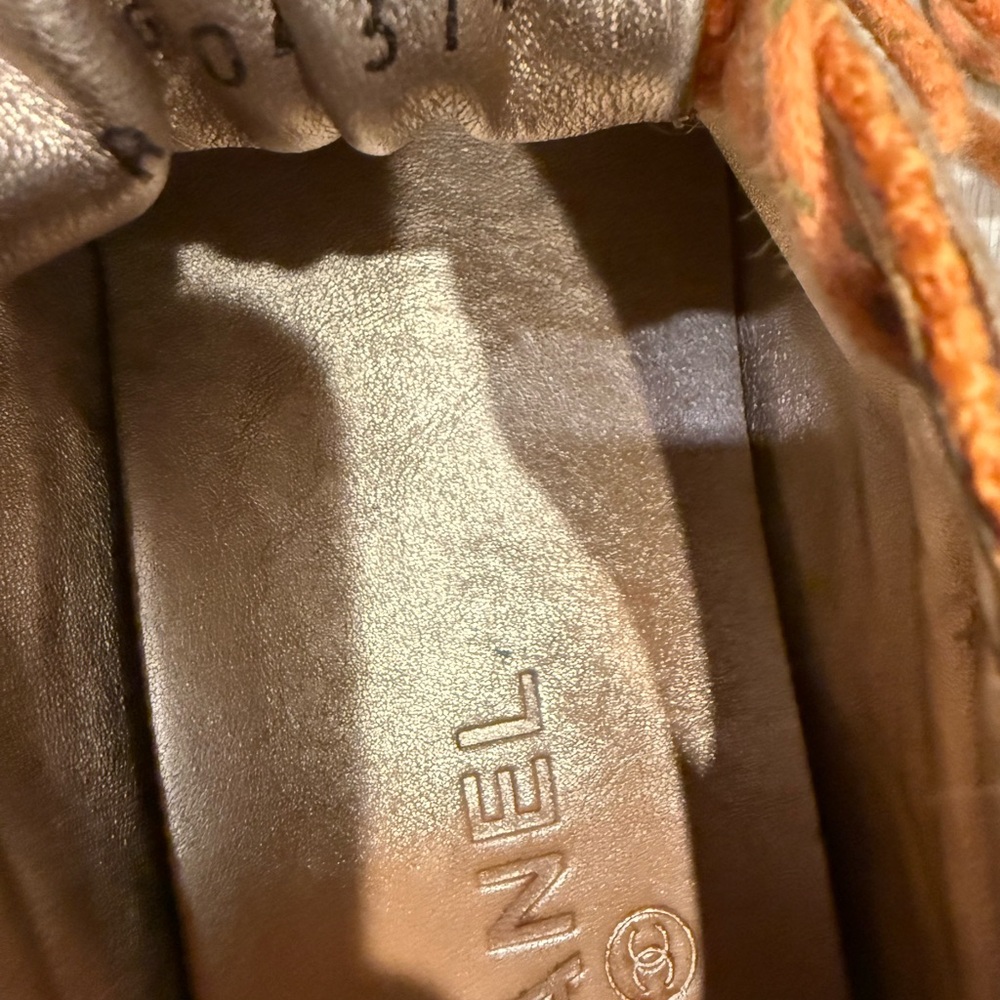 CHANEL Gold and Orange Interior Detail - Picture 5 of 5